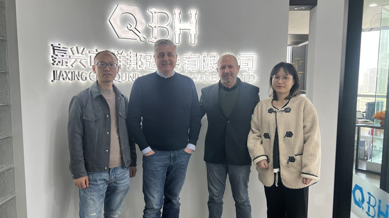 Zahraniční zákazníci navštěvují Jiaxing Qunbang Hardware Co., LTD.